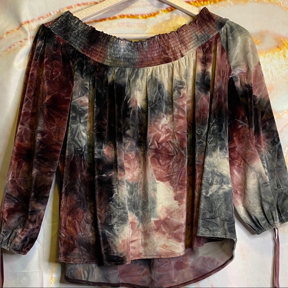 American Eagle women’s Top blouse off shoulder M